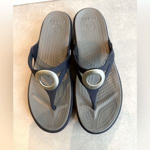 Crocs ‘Sanrah’ Women’s Multi Colored Embellished Low Wedge Thong Sandals Size 7